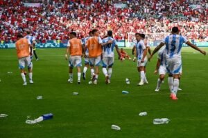goalmedia - Ribuan Fans Melempar Botol saat Pertandingan Argentina vs Maroko