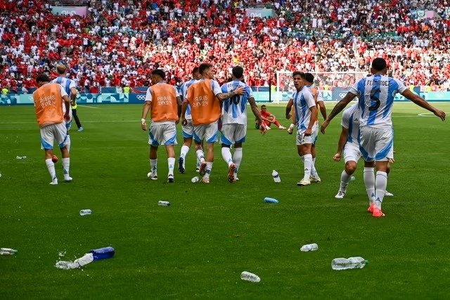Ricuh! Detik-detik Ribuan Fans Melempar Botol saat Pertandingan Argentina vs Maroko