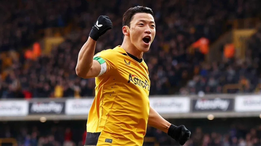 goalmedia - Rekan Justin Hubner Tinju Pemain Como