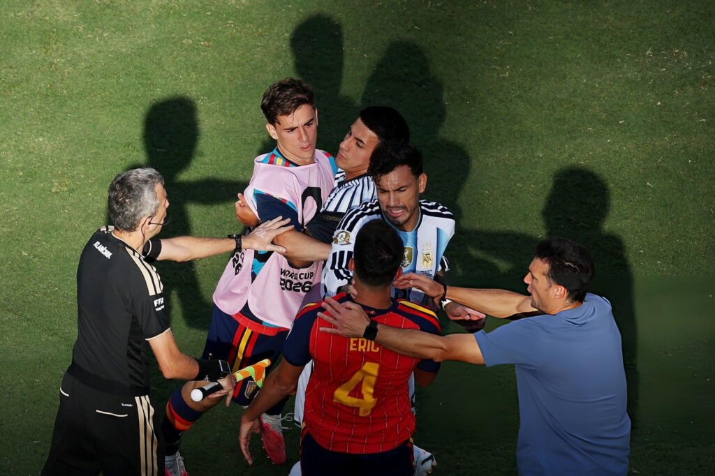 Leandro Paredes Cekik Eric Garcia Setelah Kalah di Final Piala Dunia