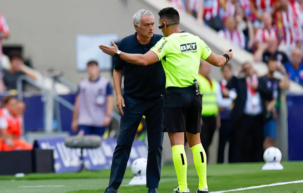 Jose Mourinho Kecam Keputusan Wasit di Laga Derby Madrid